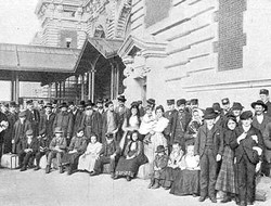 Candidats à l'immigration devant le centre d'examen d'Ellis Island