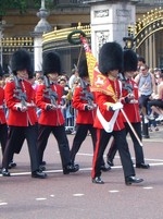 Activités culturelles en Grande-Bretagne : la relève de la garde à Buckingham Palace