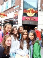 Visite de Dublin : le groupe pose devant le Hard Rock Café